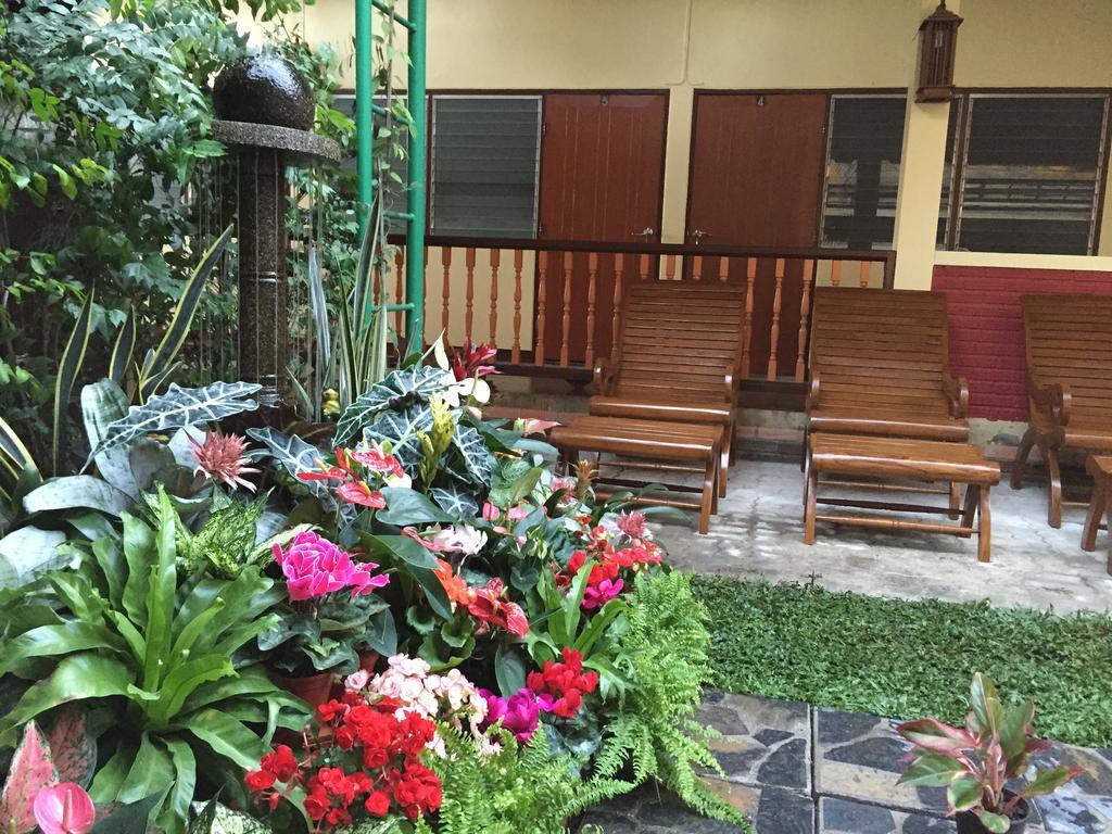 Siriwan Guesthouse Чиангмай Экстерьер фото