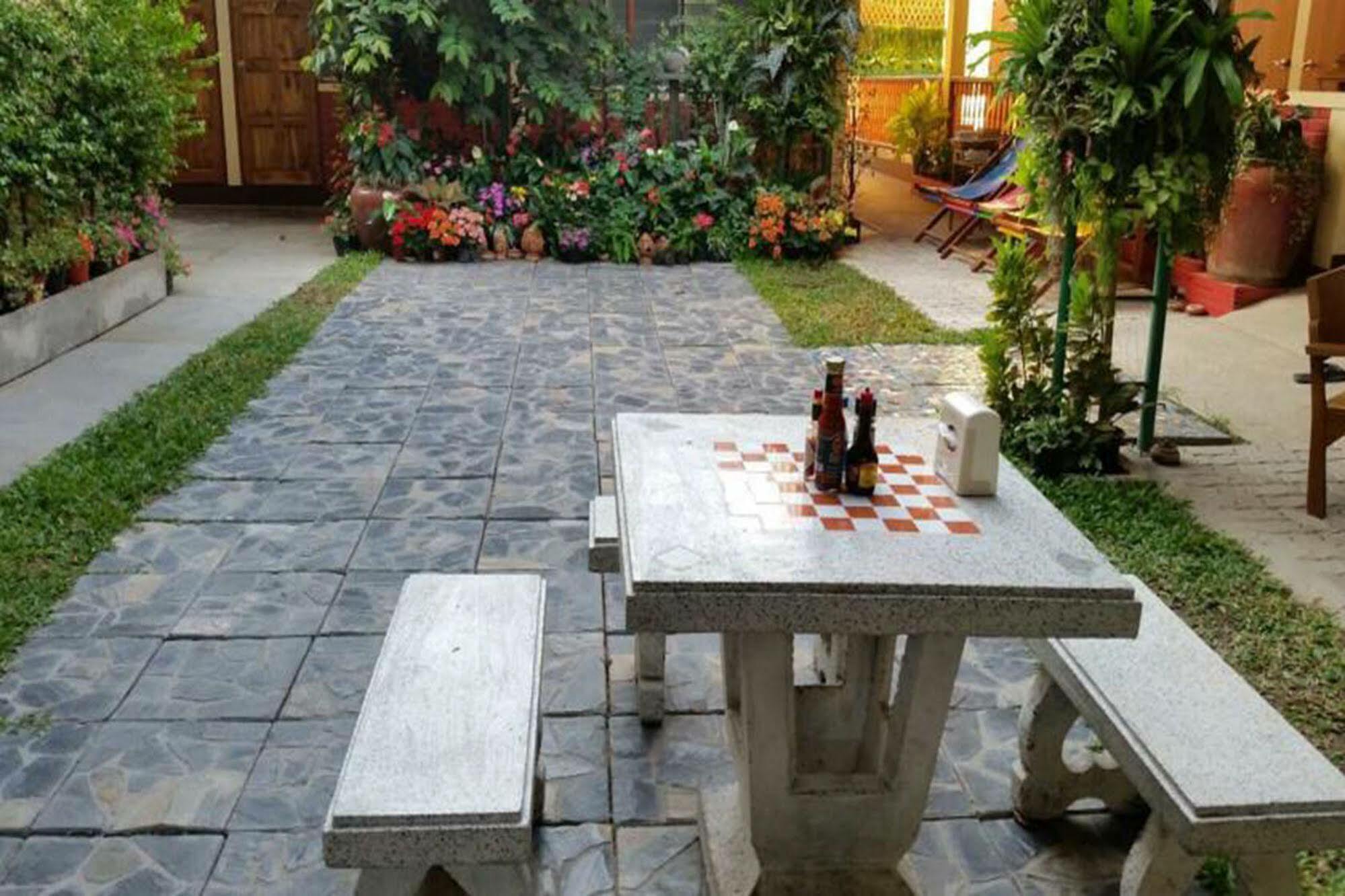 Siriwan Guesthouse Чиангмай Экстерьер фото