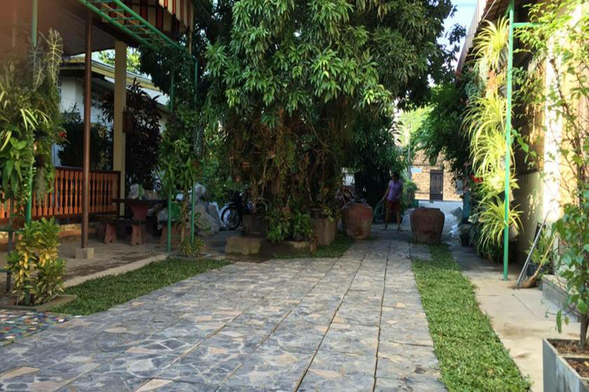 Siriwan Guesthouse Чиангмай Экстерьер фото